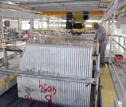 Block during cut by gangsaw machine